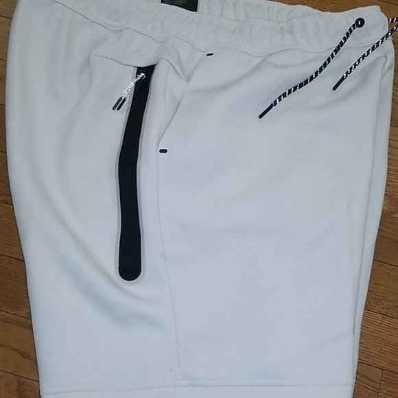 Mens Nike Tech Shorts - Picture 3 of 4